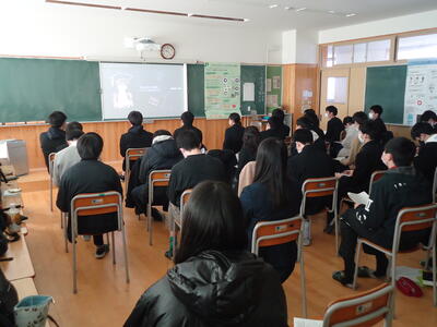 教室での視聴の様子