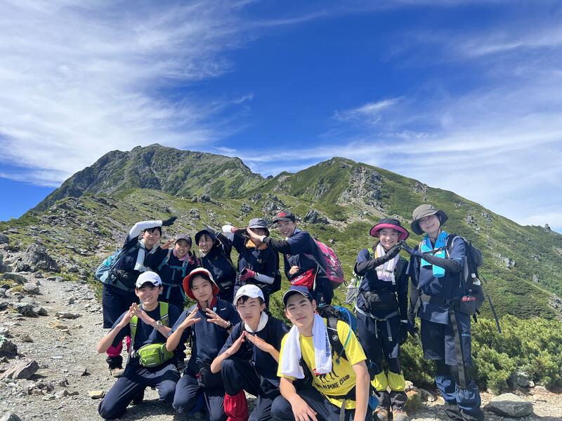 北岳頂上手前の稜線にて。写真左奥が北岳。