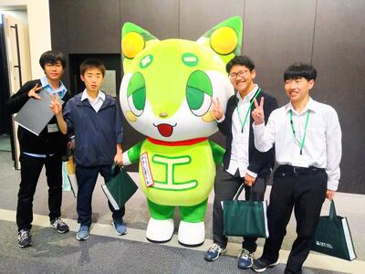 芝浦工業大学キャラクター「テクしばくん」と